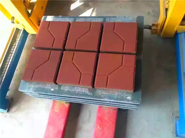 China Yixin QT4-15 Semi Automatic Machine for Make Bricks